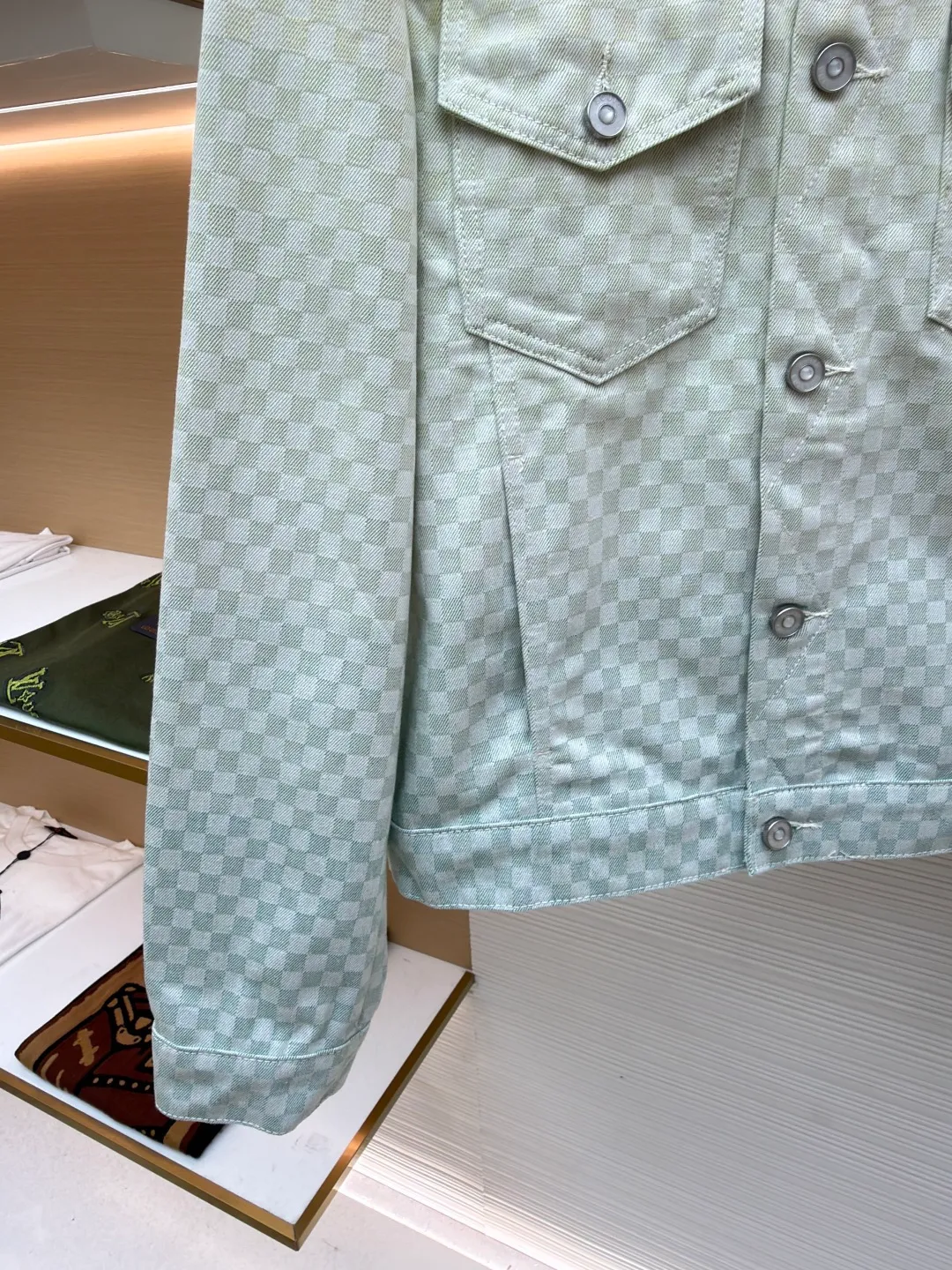 LOUIS VUITTON gradient jacquard denim jacket ●Authentic product: 25300 purchased and developed ●Item number: 1680990-C10 ●Fabric: denim fabric ●Technology: jacquard texture ●Version: fitted version ●Size: 44-46-48-50-52 ●Weight: about 955 grams ●Description: YB purchased the pattern, using customized cotton fabric, the fabric is comfortable, soft, skin-friendly and breathable. The whole body is decorated with jacquard texture to show an elegant gradient, the chest is decorated with button flap pockets, pearlescent metal denim buttons, and the nubuck leather label is placed on the back. The pearlescent metal buttons highlight the Dandy style. The waist is equipped with an adjustable strap, which can be matched with many types of clothing to create a fashionable look. The overall line is straight and delicate, the fabric is comfortable and soft, and the color is consistent without color difference. It can be matched with the same style to create a fashionable look and control various occasions. Customized accessories, complete three labels, the same style for men and women!